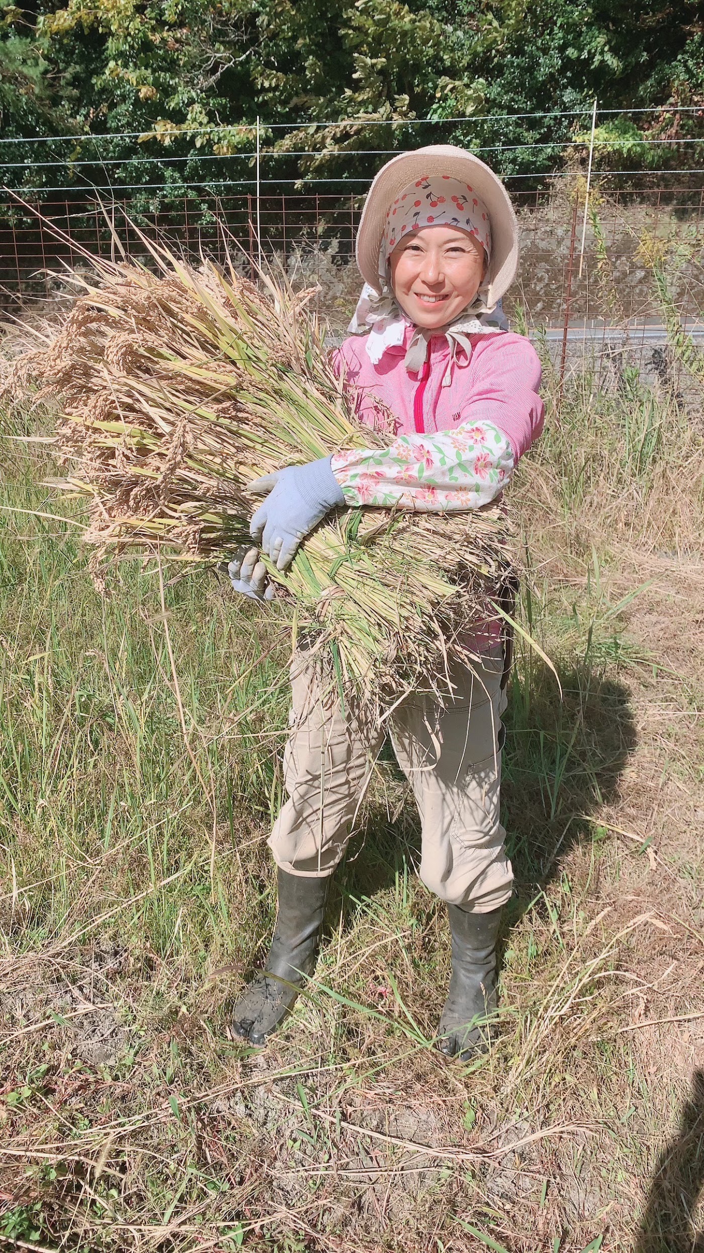 収穫した作物を抱える農園主
